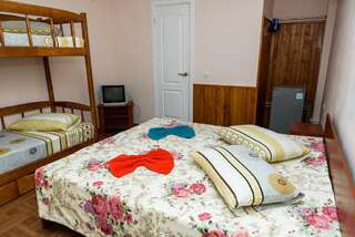 Гостевой дом Mini hotel on Narodnoy Феодосия Четырехместный номер эконом-класса-1